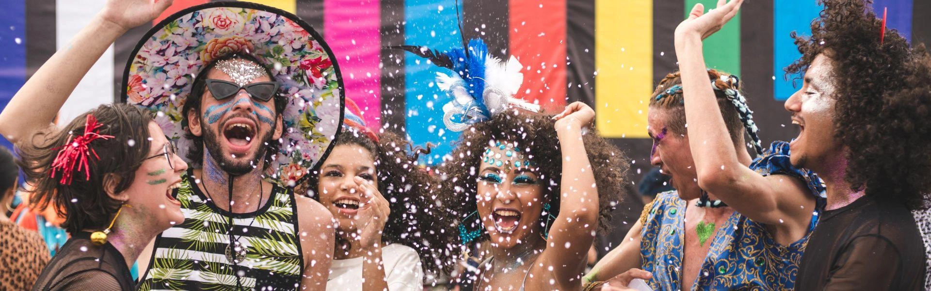 Pessoas festejando Carnaval de rua.