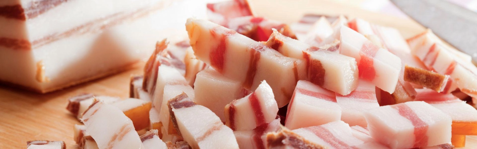 Pedaços de bacon empilhados.