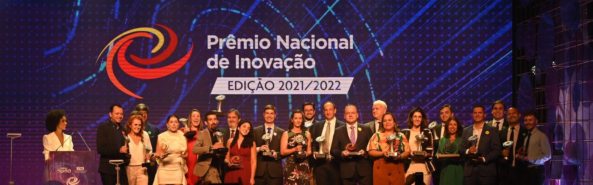 Pessoas no palco do evento Prêmio Nacional de Inovação