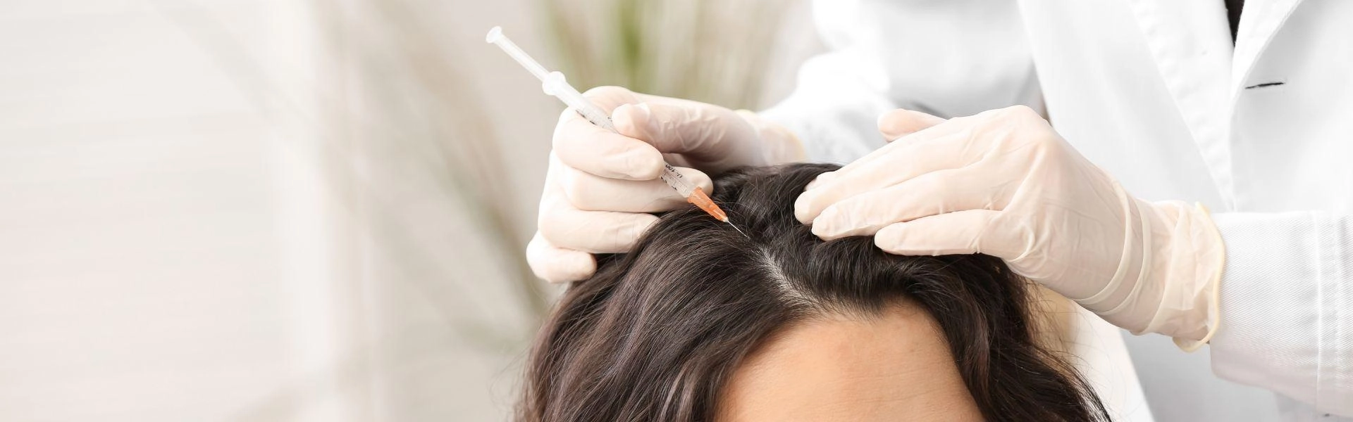 Pessoa realizando tratamento capilar em uma clínica de estética.