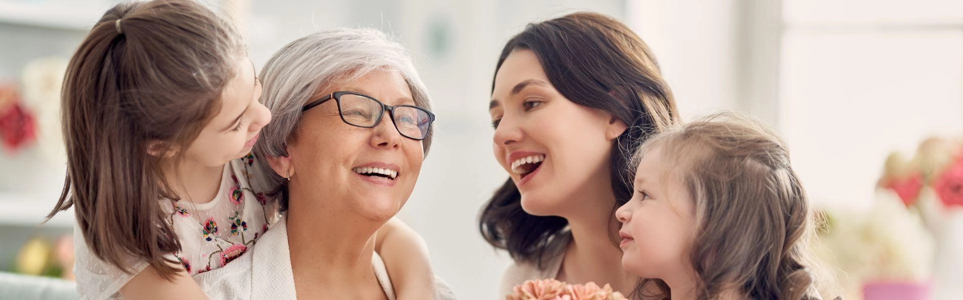 Mãe e filhas reunidas.