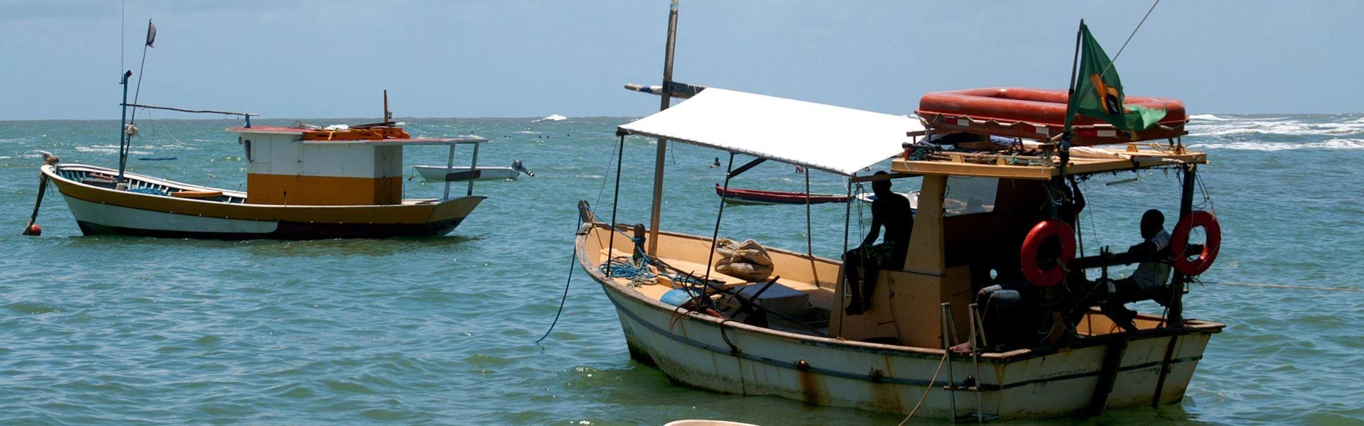 Barco de pesca no mar.