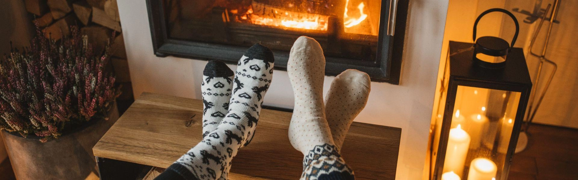 Pessoas curtindo o turismo de inverno catarinense em uma hospedagem com lareira.