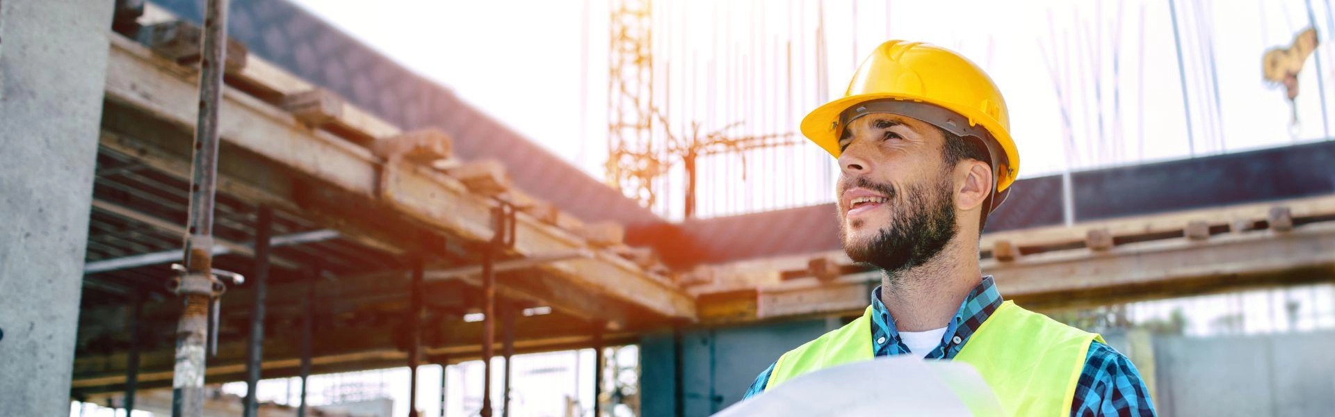 Homem trabalhando com construção civil.