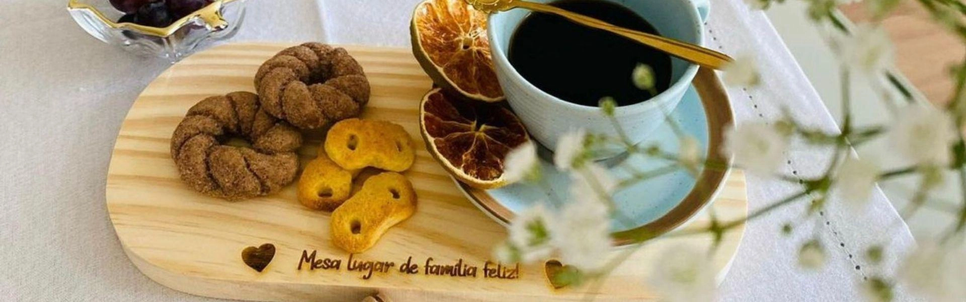Produto da Arte Design Wood sendo utilizado em uma mesa posta.
