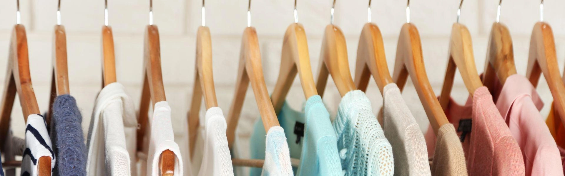 Roupas em um cabideiro exibindo produtos da empresa de moda.