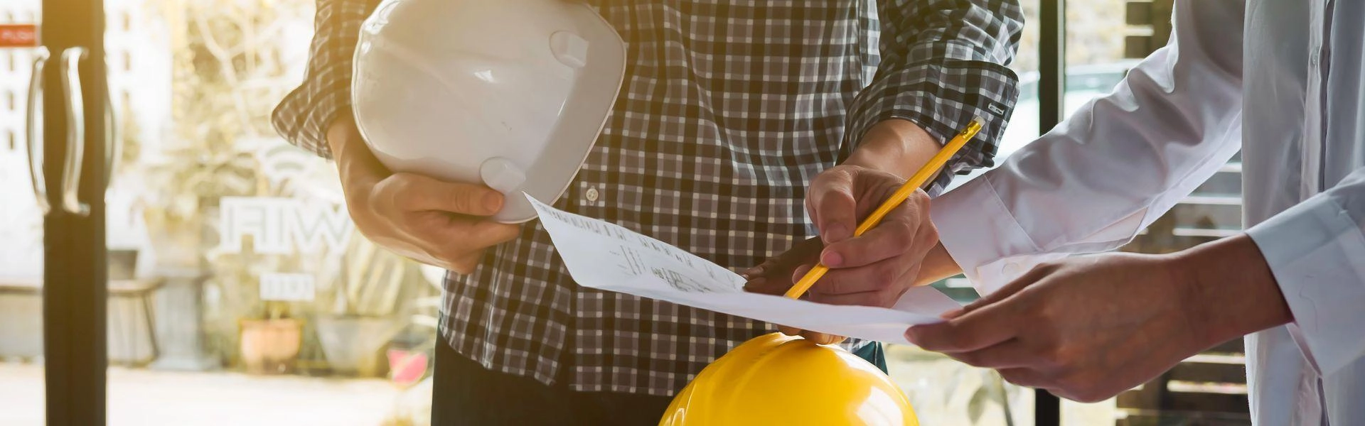 Dois homens atuando na construção civil para pequenos empreendedores.