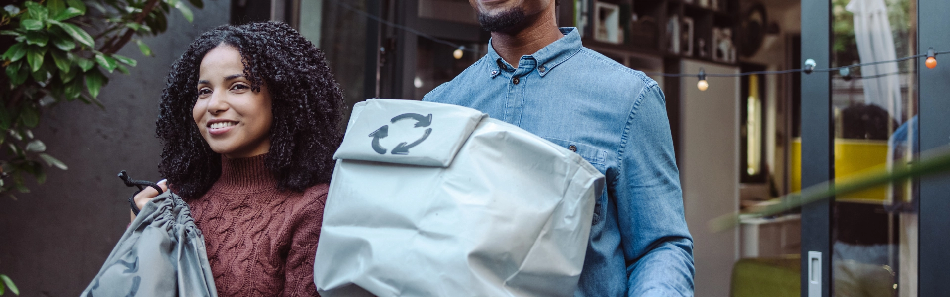 Uma mulher que se preocupa com o consumo consciente no Brasil carregando uma ecobag.