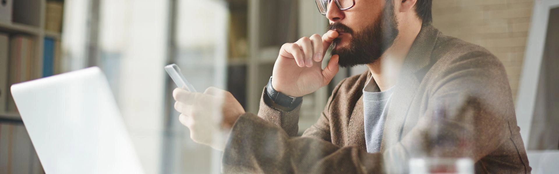 Homem conferindo em seu celular opções de crédito para empreendedores turísticos.