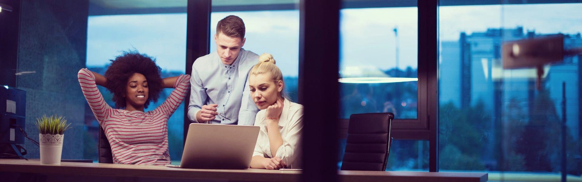 Três empreendedores conferindo no computador o Observatório Sebrae Startups.