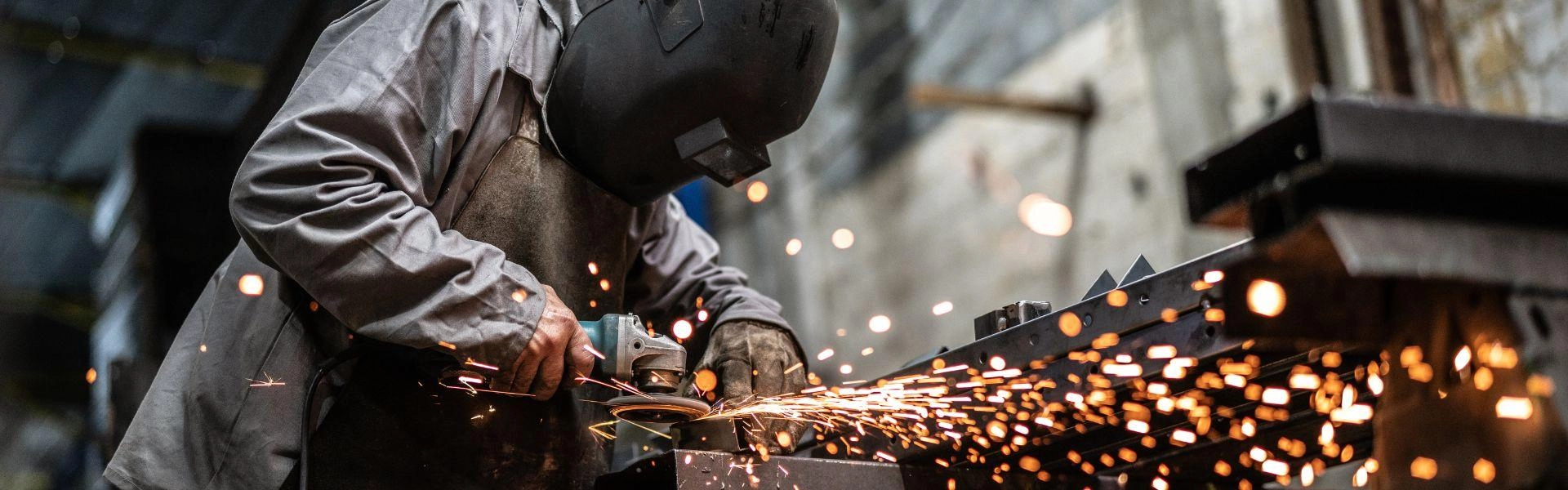 Trabalhador da Industria Metalmecânica em sua função de trabalho.