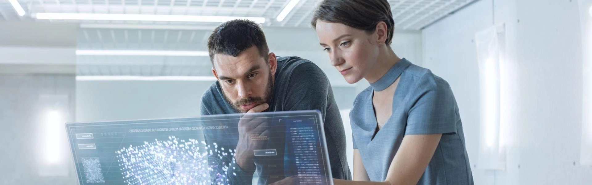 Homem e mulher interagindo com inteligência artificial.