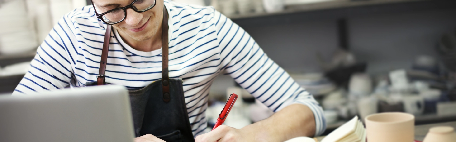 Pessoa com óculos de grau estuda como divulgar uma empresa.