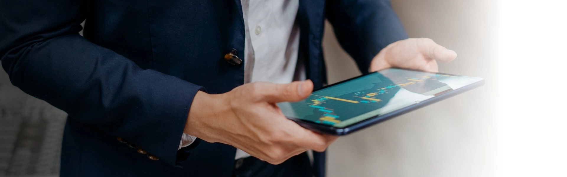 Mãos manipulam informações de resultados em tablet