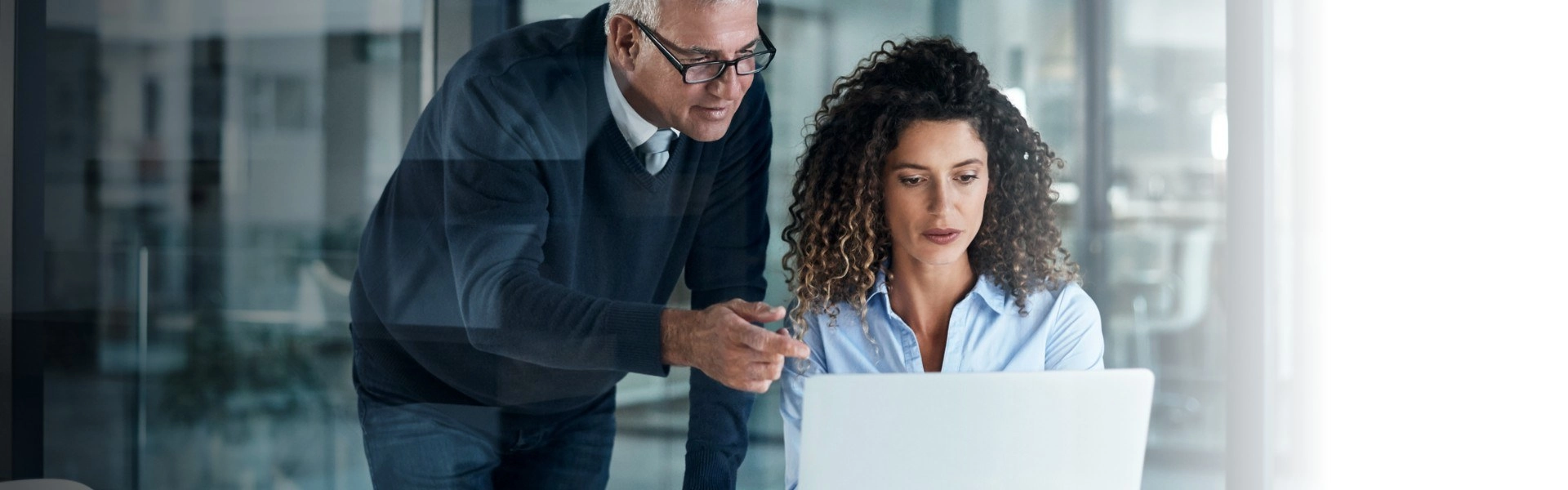 Mulher negra e homem de cabelos grisalhos entendem estratégia de consolidação no mercado internacional