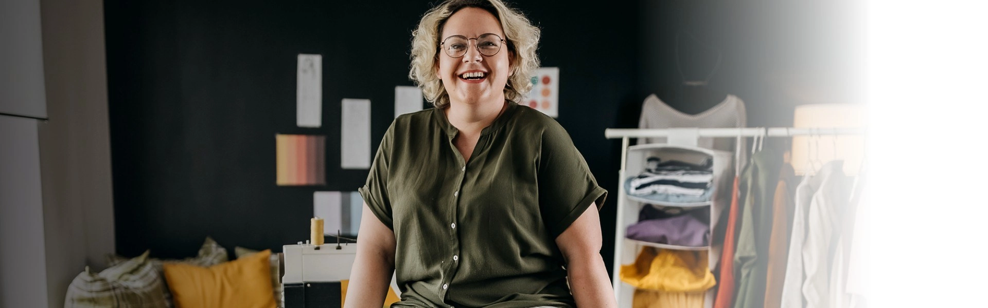 Mulher branca sorrindo e feliz com a empresa que gera impacto social.