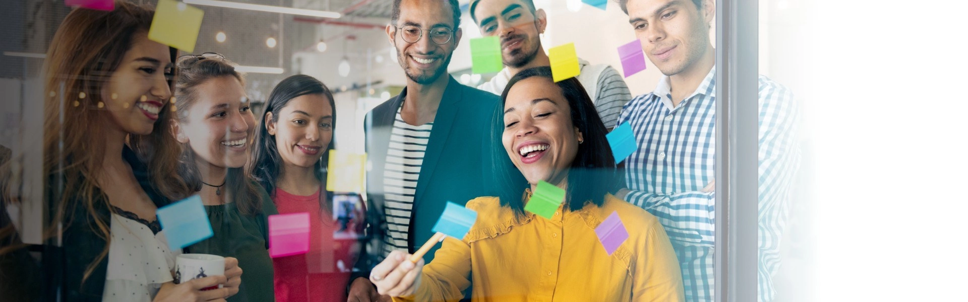 Grupo de pessoas sorrindo enquanto estruturam uma startup.