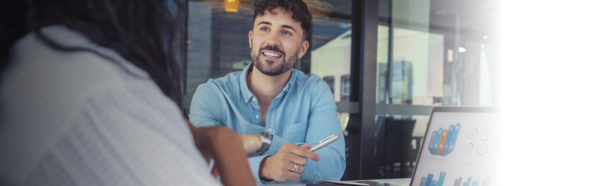 Homem branco conversando com outra pessoa sobre empreendedorismo.