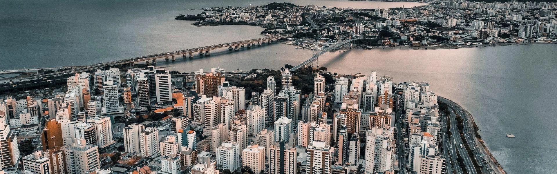 Imagem aérea da cidade de Florianópolis.
