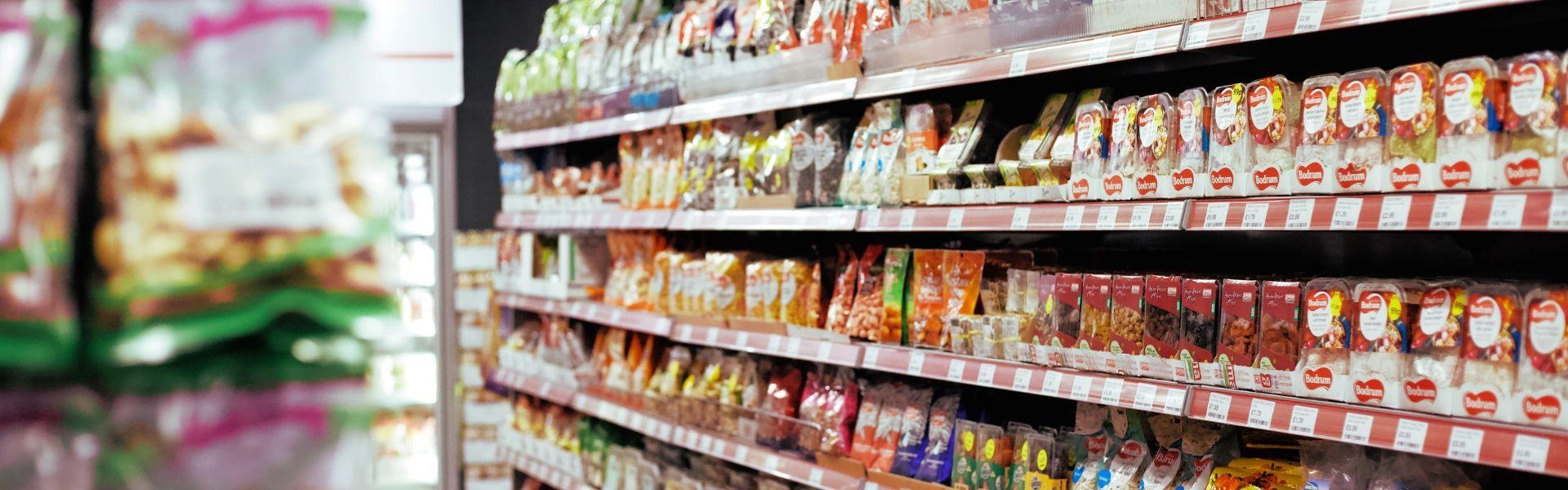 Prateleiras de produtos de mercado.