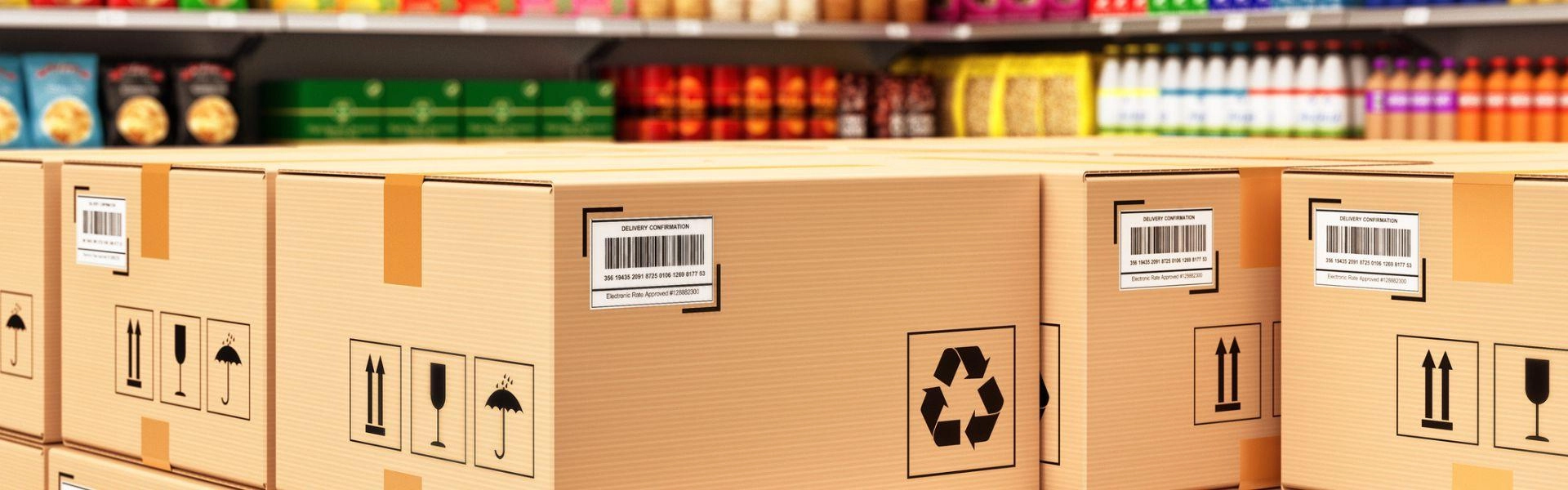 Embalagens de papelão de alimentos de um supermercado.