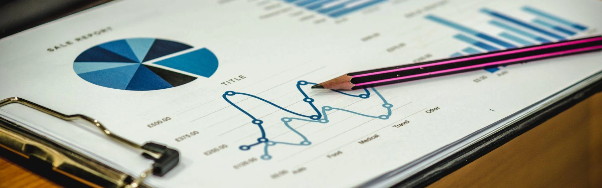 Lápis e papel com dados financeiros