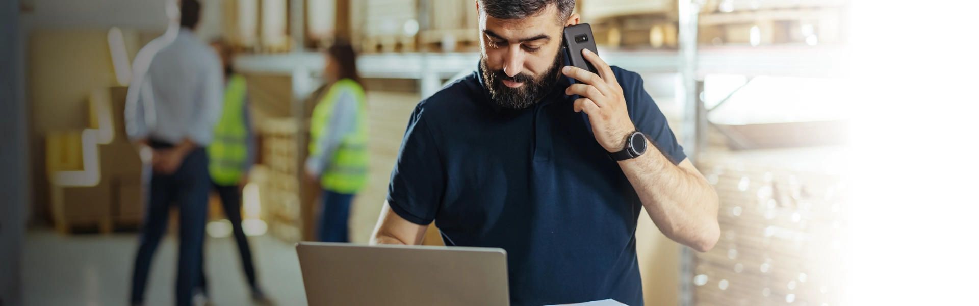 " Homem branco com barba na busca por informações ao telefone celular e notebook."