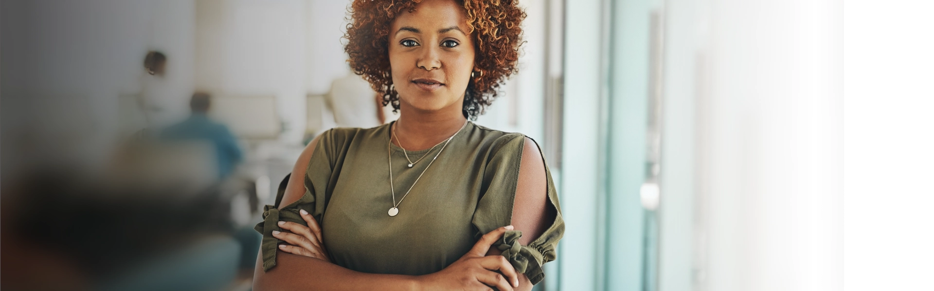 " Mulher negra em ambiente corporativo demonstra sua independência e autoconfiança. "