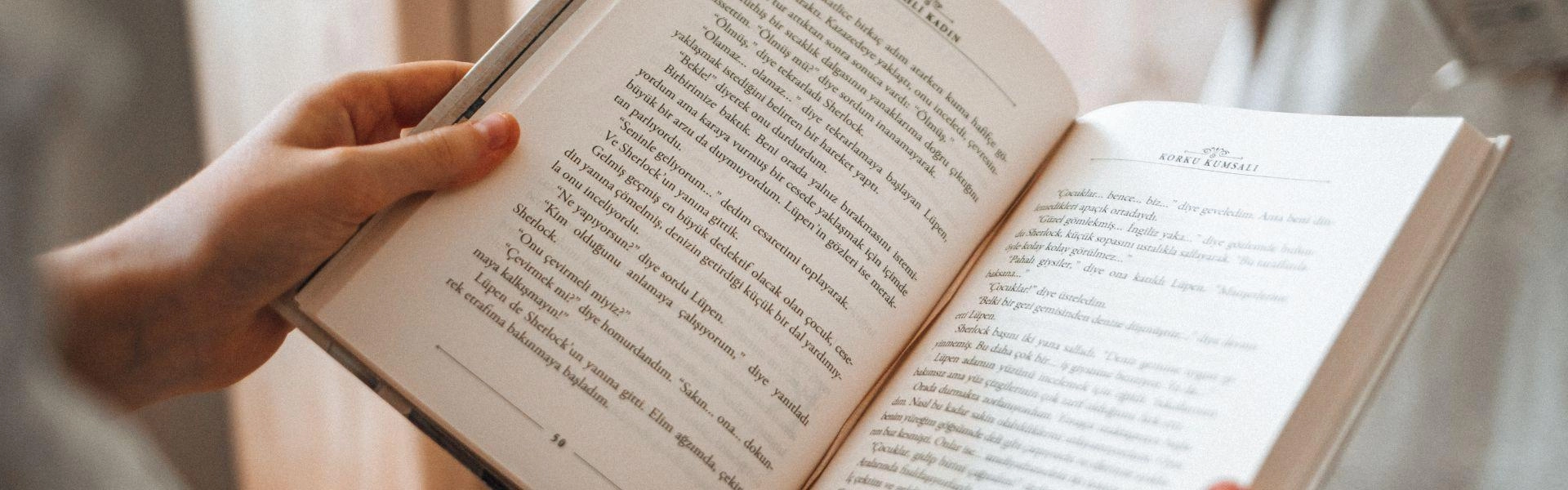 Um livro aberto.