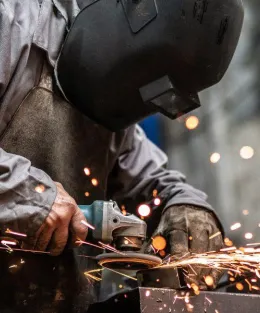 Trabalhador da Industria Metalmecânica em sua função de trabalho.