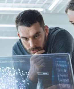 Homem e mulher interagindo com inteligência artificial.