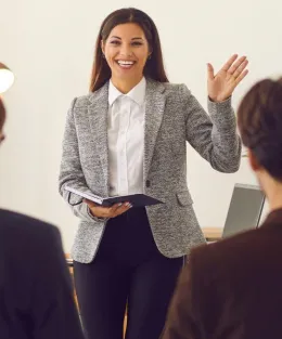 Mulher liderando grupo de pessoas.