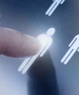Polegar humano branco toca em superfície digital com ícone de forma humana