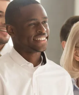 Grupo de pessoas diversas sorrindo.