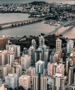 Imagem aérea da cidade de Florianópolis.