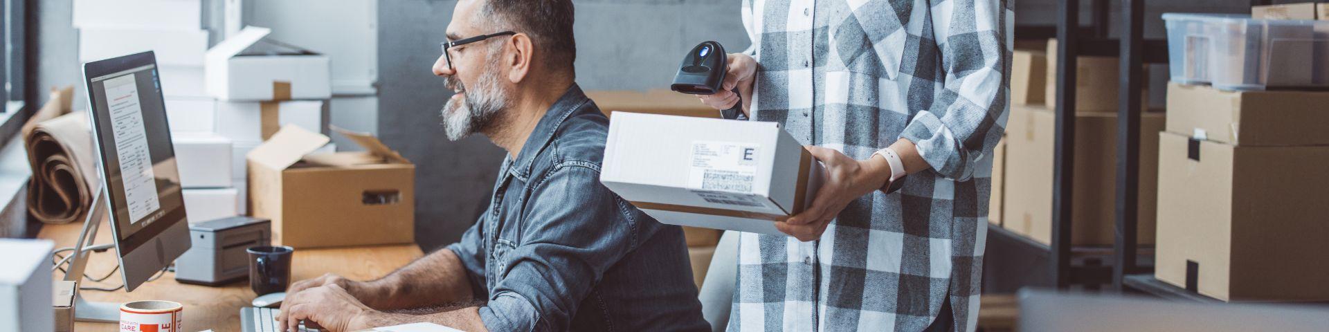 Empreendedores em pequeno negócio organizam pedidos e conferem pacotes prontos para envio internacional, mostrando a rotina de quem começa a exportar seus produtos.