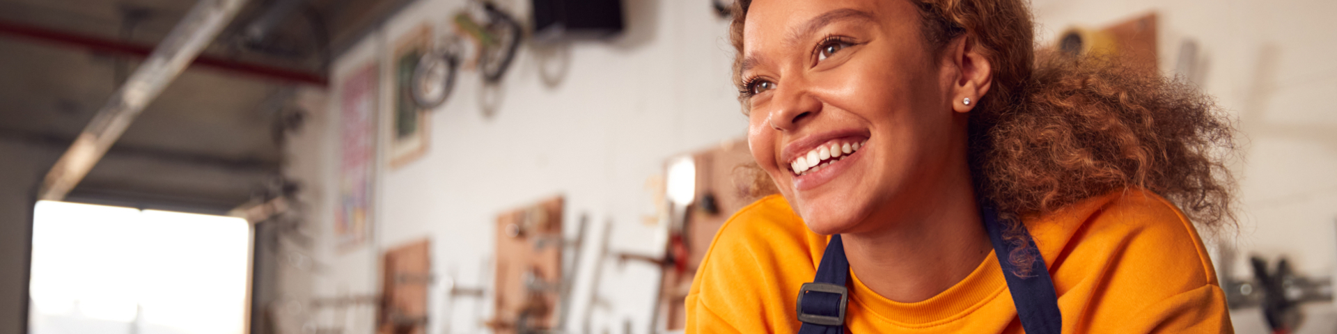 Empreendedora feliz no seu negócio representando o empreendedorismo feminino