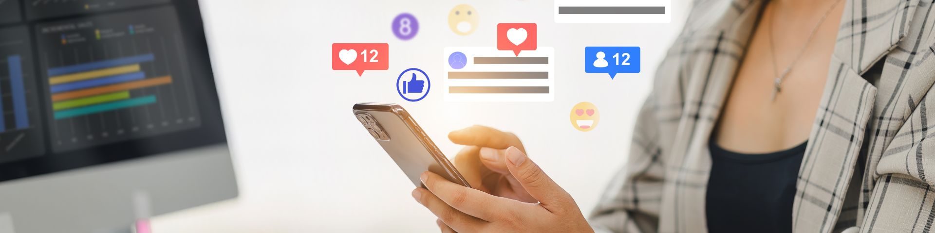 Pessoa usando smartphone com notificações de redes sociais visíveis na tela