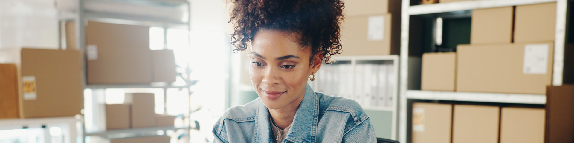 Empreendedora planejando a venda de produtos para o mercado internacional