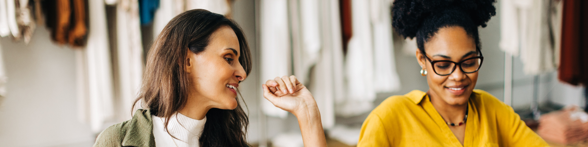 Empreendedoras de uma pequena empresa planejando a primeira exportação