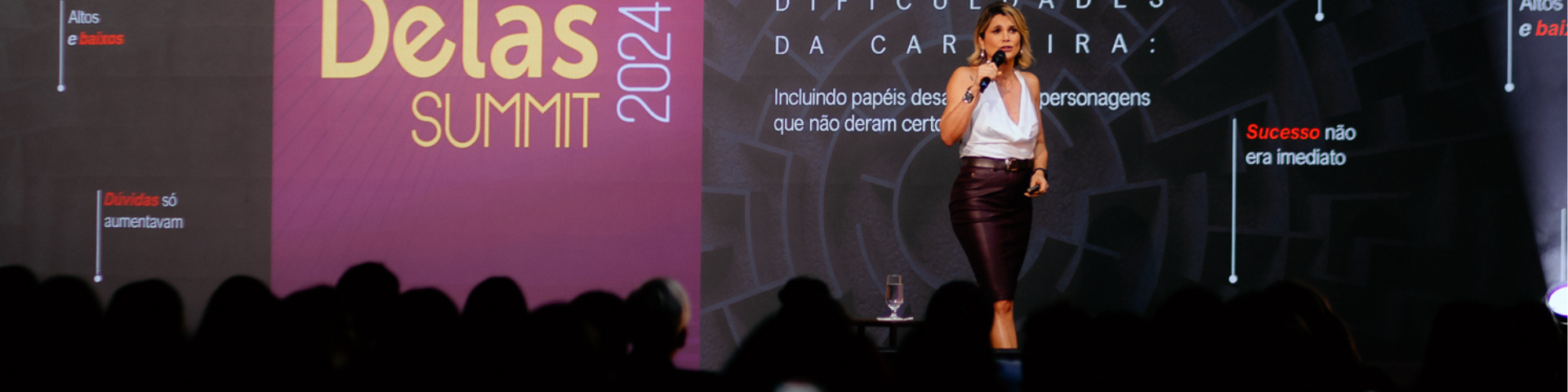 Flávia Alessandra no evento Delas Summit 2024, falando sobre desafios na carreira, incluindo temas de rejeições e sucesso.