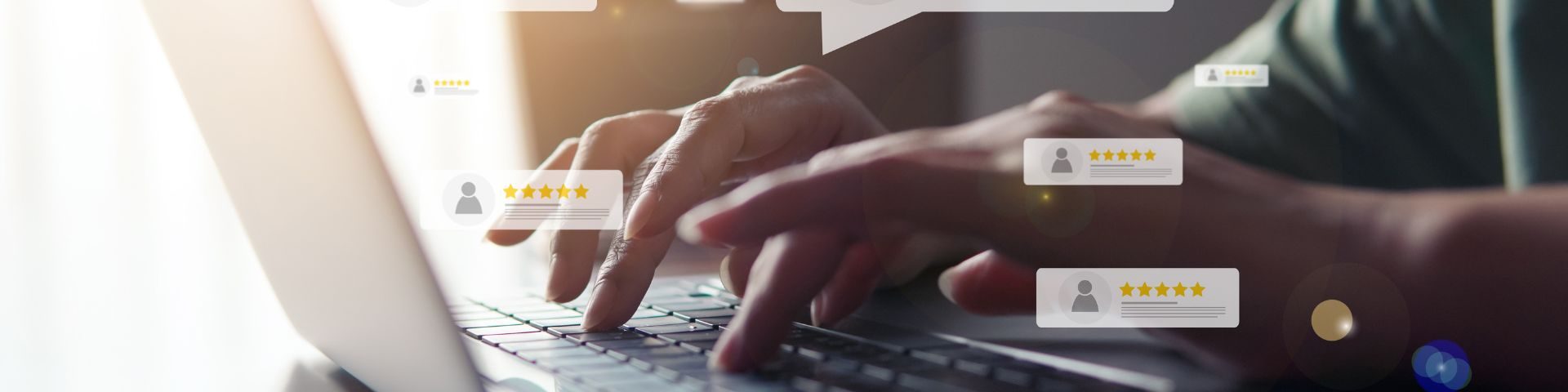 Pessoa digitando no computador com avaliações e comentários online visíveis na tela, representando negócios, tecnologia ou trabalho remoto.