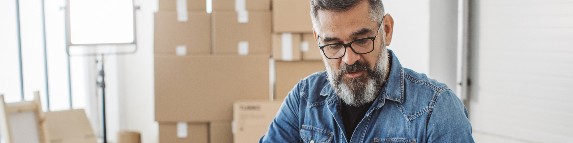 Pequeno empreendedor organizando sua empresa para a internacionalização.
