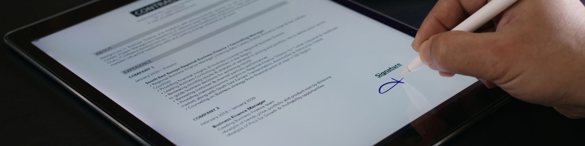 Empreendedor assinando documento em tablet com assinatura digital certificada.