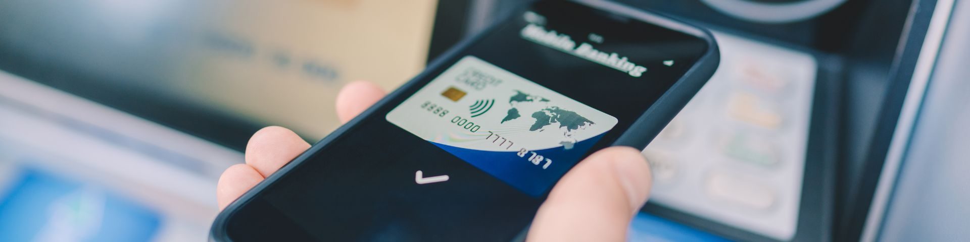 Empreendedor está no banco e segura celular com cartão de crédito recém adquirido após adota Open Finance na sua empresa