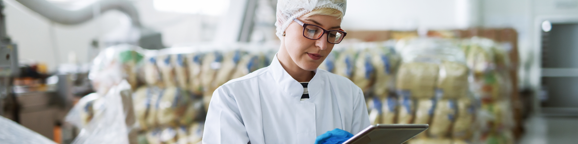 Empreendedora fazendo a regularização para o seu pequeno negócio começar a exportar.