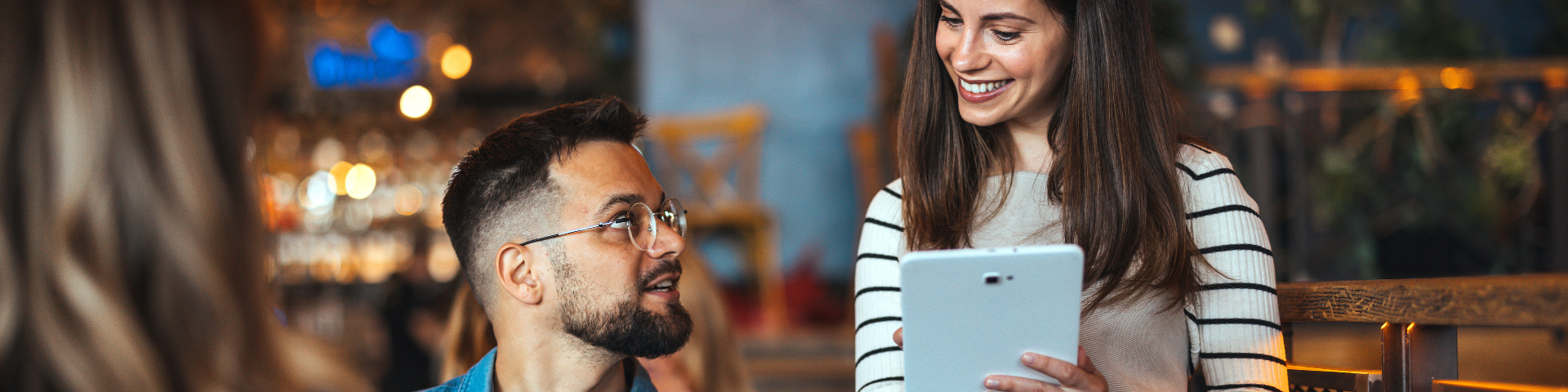 Atendente de restaurante oferecendo produtos da sazonalidade para cliente