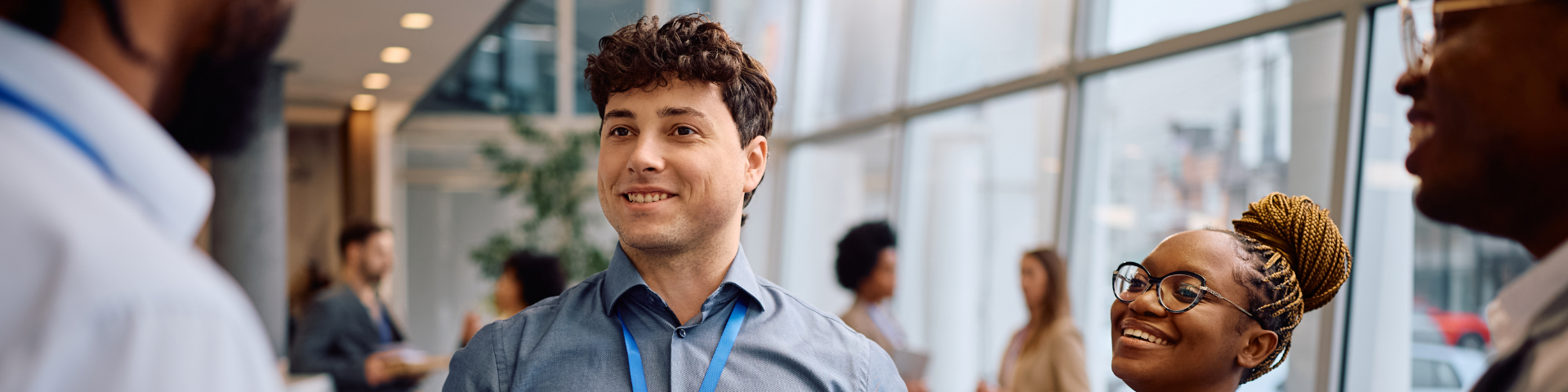 Donos de pequenas empresas em encontro de networking para vender no exterior.